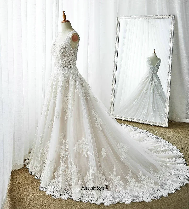 Women's Attire Contemporary Chic Promotions Elegant Ball Gown V-neckline Lace Wedding Dress